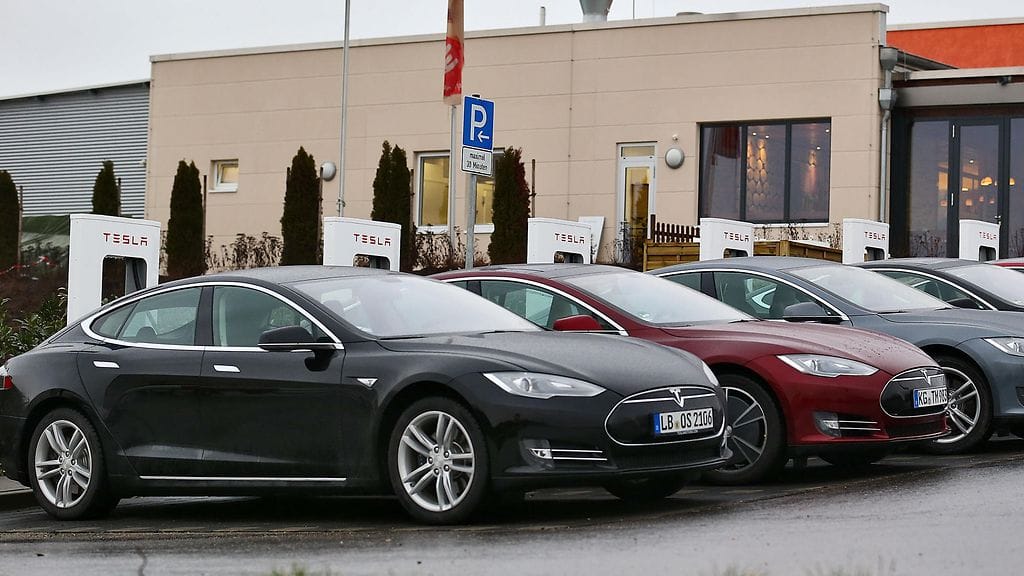 Tesla Model S -sähköautoja Saksassa.