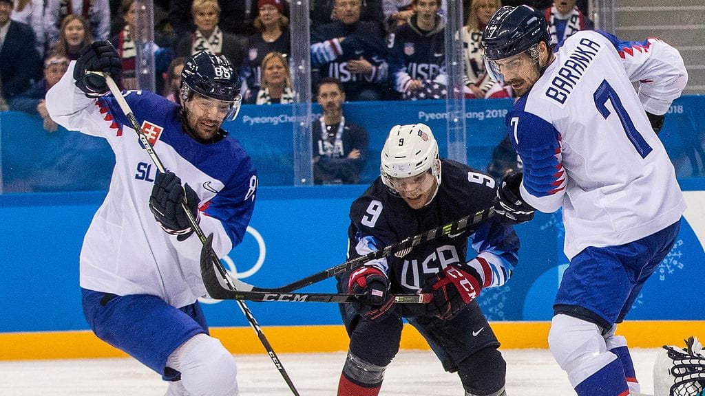 USA:n Brian O'Neill (keskellä) eteni joukkueensa kanssa puolivälierään Tshekkiä vastaan.