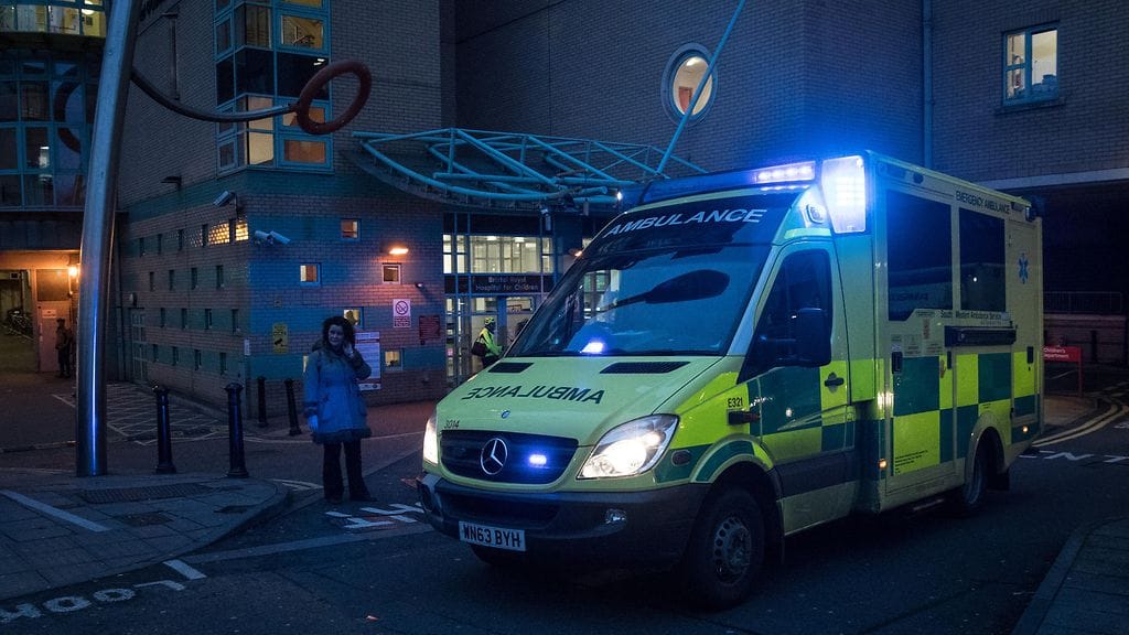 Länsi-Midlandsin poliisi on pidättänyt 26-vuotiaan naisen, jonka se epäilee haitanneen ensihoitajien työskentelyä. Kuvan ambulanssi tai henkilöt eivät liity juttuun.