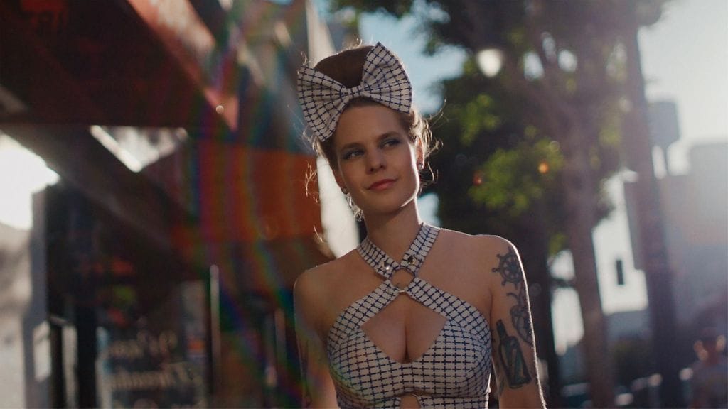 Ina Mikkola tutustuu uutuussarjassa aikuisviihteen maailmaan.