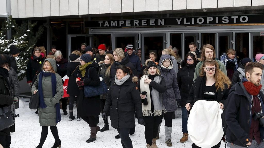 Tampereen yliopiston henkilökunta ja opiskelijoiden edustajat marssivat ulos työpaikaltaan Tampereella 8. helmikuuta 2018.