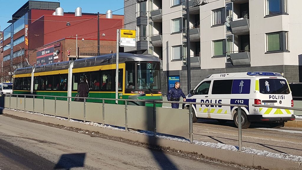 Poliisit saarsivat ja tarkastivat raitiovaunun operaation yhteydessä.