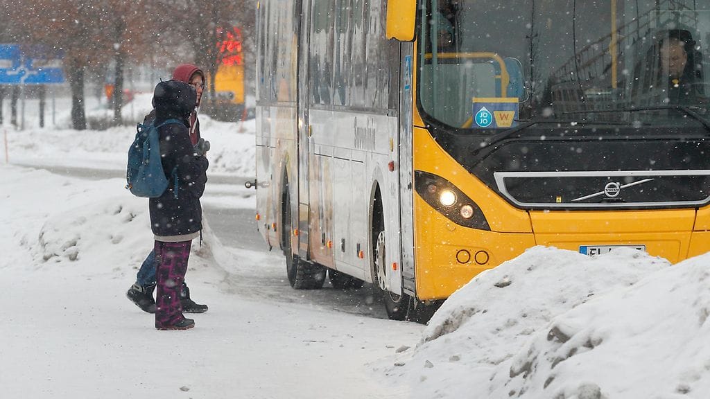 Tamperelaiset bussimatkustajat keksivät, miten haluttu nysse on kätevintä pysäyttää. Kuvituskuva.