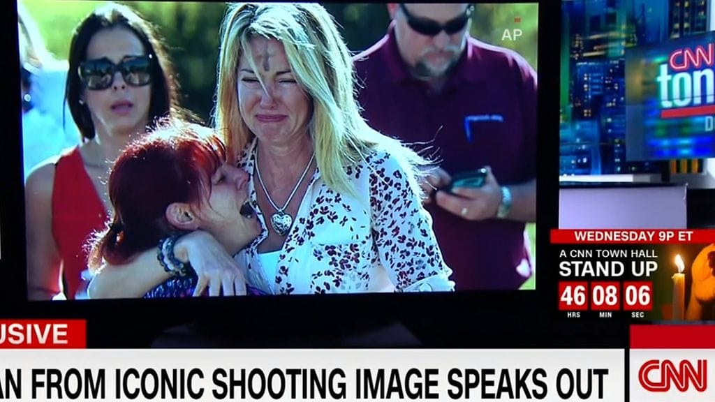 Cathi Rushin tunnetuksi tehdyssä valokuvassa hän halaa ystäväänsä. Rush on kuvassa vasemmalla.