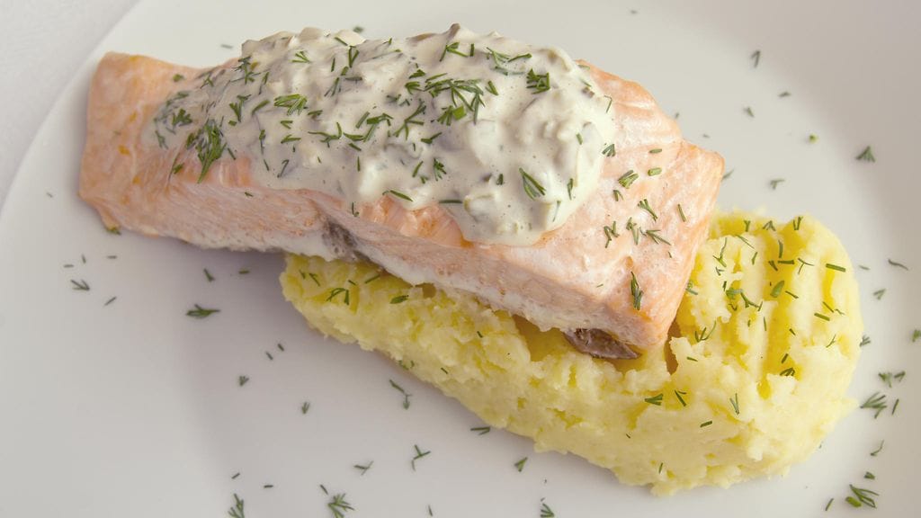 Katri Helena tarjoilee uunilohen kanssa perunamuusia.