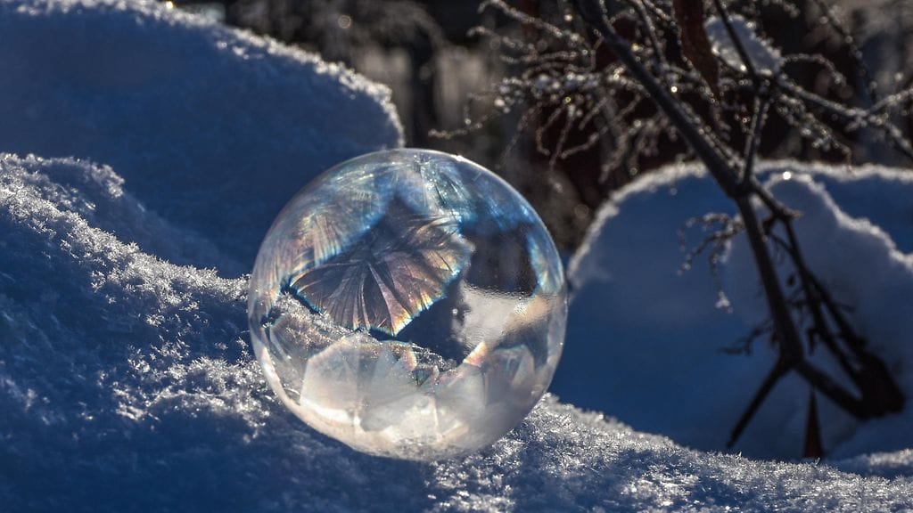 Auringonsäteitä, kuurankukkia ja pakkasen koristeita Saramon aamussa tiistaina 20. helmikuuta 2018.