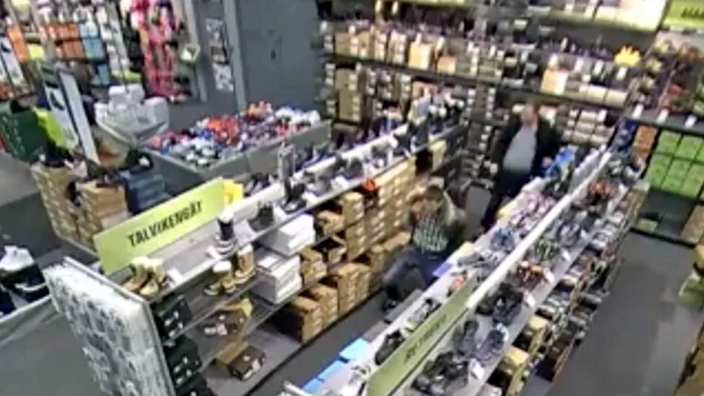 Myymälävarkaiden toiminta liikkeissä oli suunniteltua ja taitavaa, oikeus totesi. Valvontakameran videolla he piilottavat kenkiä vaatteisiinsa.