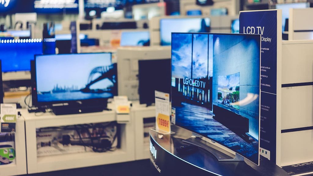 Gigantista ostetulla televisiolla oli jo ehditty surffailemaan pornosivuilla, vaikka laitteen piti olla uusi.