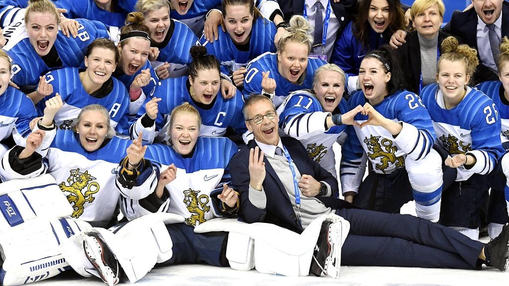 Naisleijonat yhteiskuvassa olympiapronssin jälkeen.
