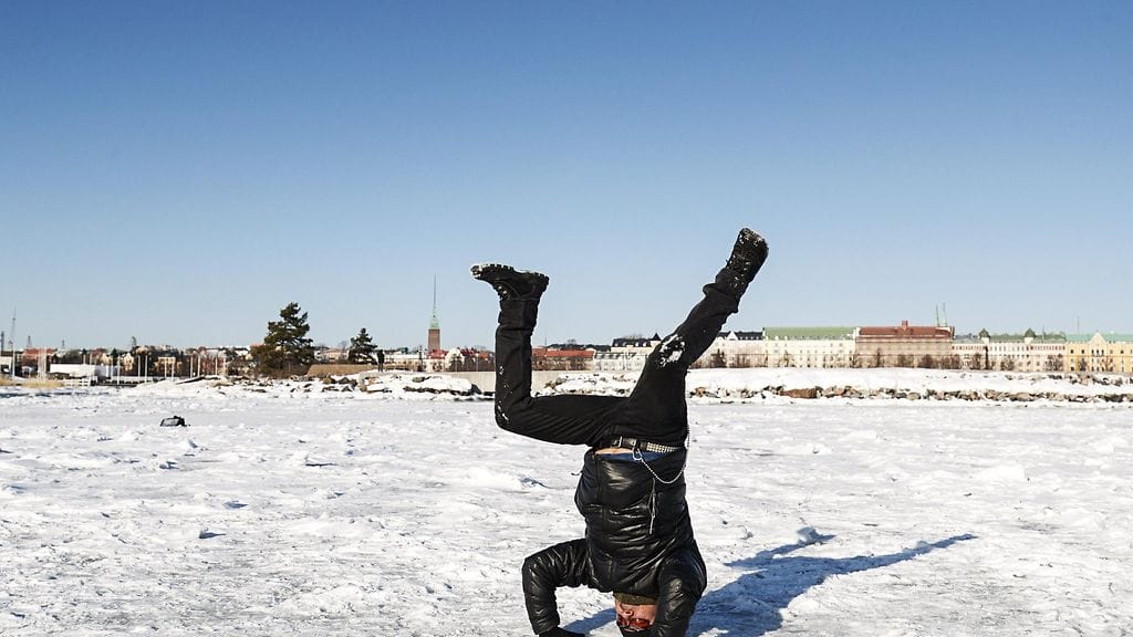 Cesar Zambrano Orejiel seisoo päällään jäällä kauniissa aurinkoisessa pakkassäässä Helsingin Merisataman edustalla tiistaina 20. helmikuuta 2018.