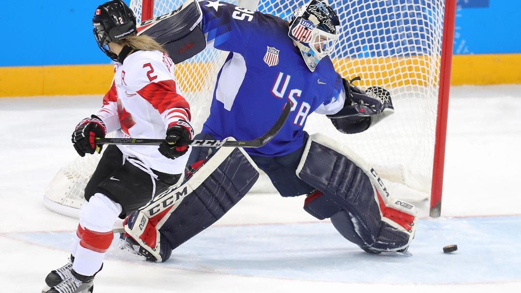 Yhdysvaltain maalivahti Maddie Rooney torjui Meghan Agostan toisen ja ratkaisevan rangaistuslaukauksen.