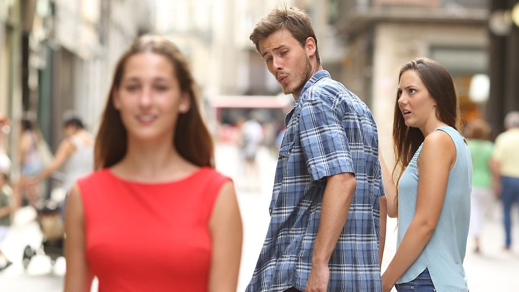 mies vilkuilee naista