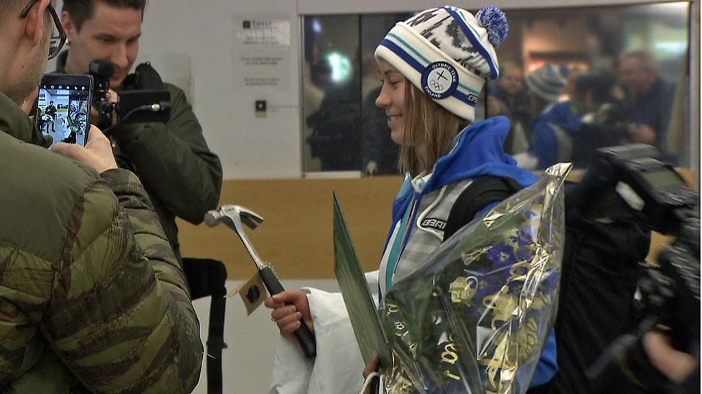 Enni Rukajärvi Helsinki-Vantaan lentokentällä.