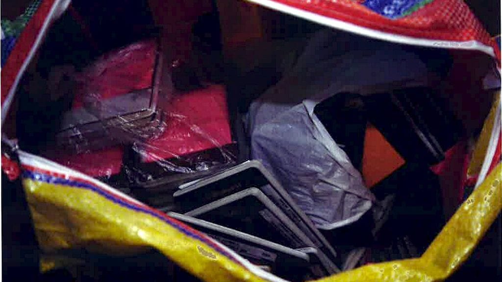 Ihmiskaupasta syytetyn marjanpoimintayrittäjän asunnosta löytyi marjanpoimijoiden passeja. Kuva Sisä-Suomen poliisilaitoksen esitutkintamateriaalista vuodelta 2016.