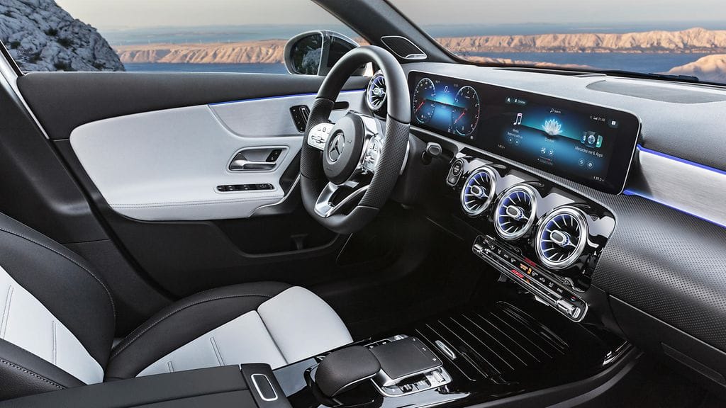 Tulevaisuudessa autot tulevat todennäköisesti näyttämään näytöillään mainoksia, jotka hyödyntävät sinusta kerättyä reaaliaikaista tietoa. Kuvassa Mercedes-Benzin uuden A-sarjalaisen ohjaamo.