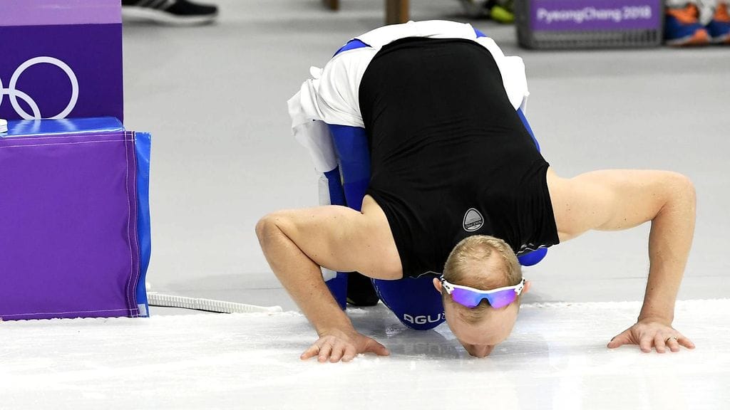 Pekka Koskela suuteli olympiajäätä arvokisajäähyväistensä jälkeen.