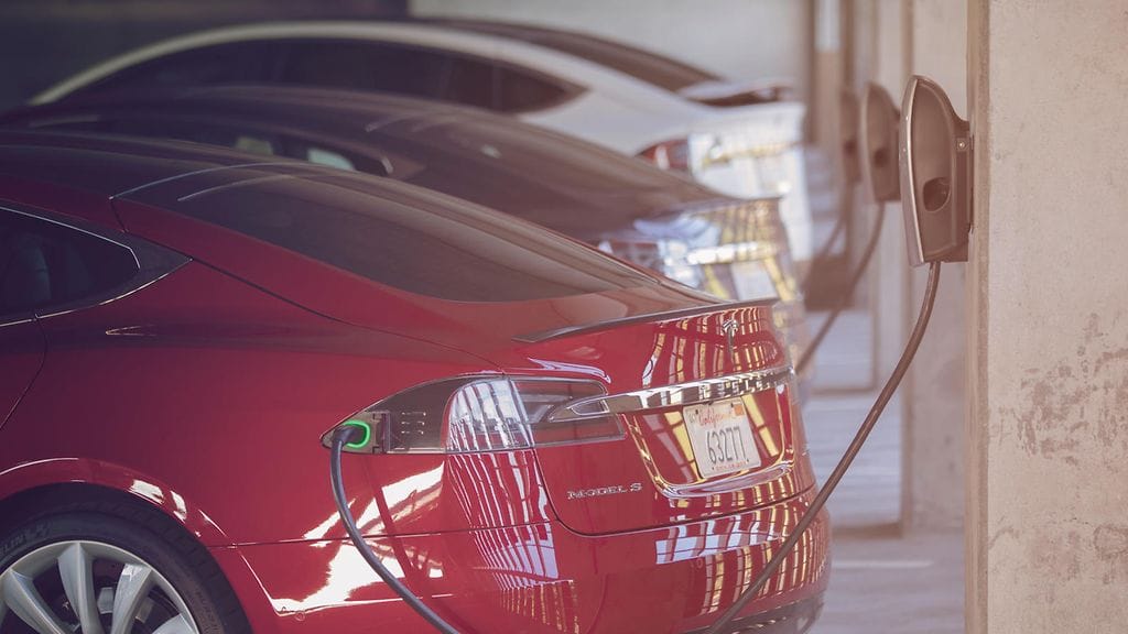 Latausmahdollisuus työpaikalla helpottaisi monen sähköautoilijan arkea.