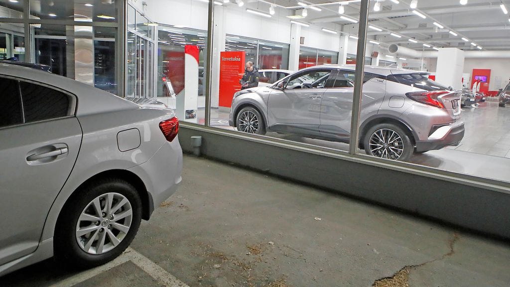 Nimettömänä pysyttelevä automyyjä kertoi Autoblogille, millaisia virheitä ostajat tyypillisesti tekevät.