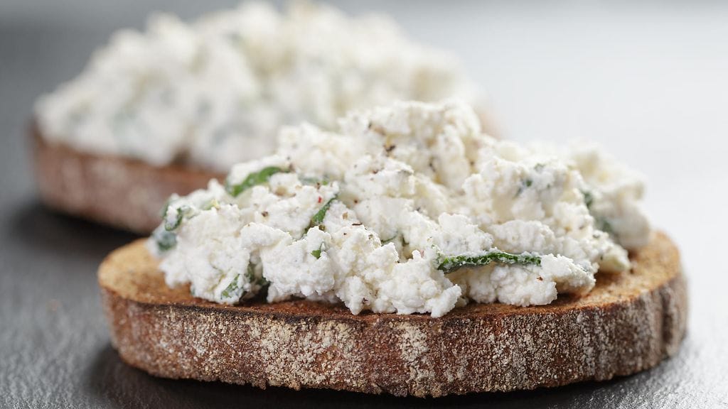 Ricottaa voi käyttää vaikkapa herkullisena leivän päällisenä.