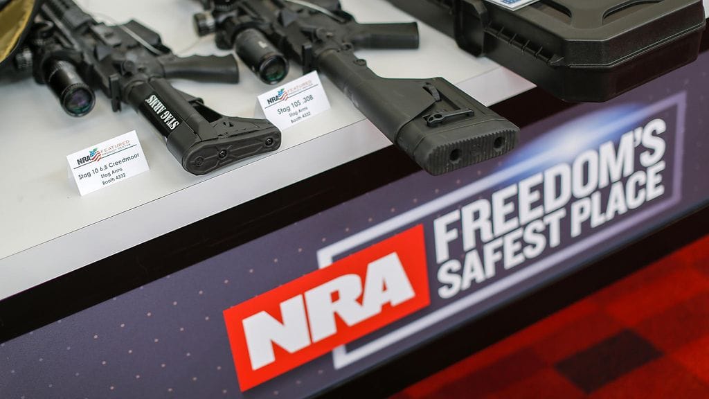 Aseita näytillä Yhdysvaltojen kansallisen kivääriyhdistyksen tapahtumassa vuonna 2017.