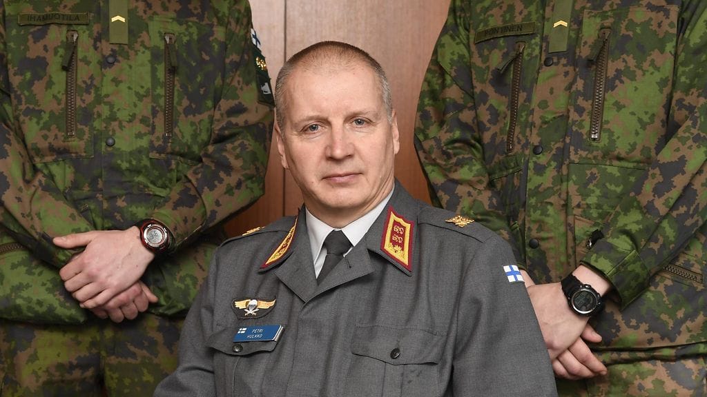 Sotilasparaatin ottaa vastaan Maavoimien komentaja kenraalimajuri Petri Hulkko.