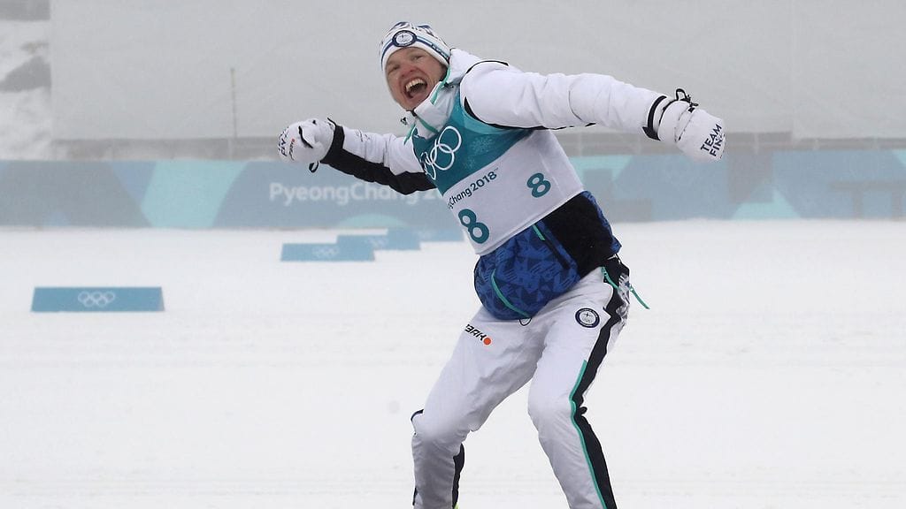 Iivo Niskanen juhlii olympiavoittoa.