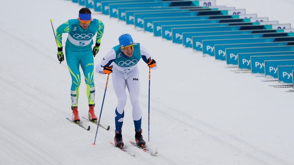 Aleksei Poltoranin hiihti pitkään Iivo Niskasen perässä, mutta ei suostunut vetohommiin.