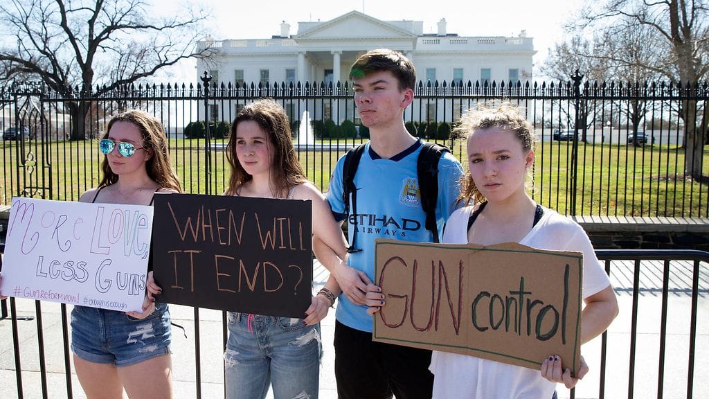 Opiskelijoita osoittamassa mieltään Valkoisen talon edustalla Washingtonissa keskiviikkona.