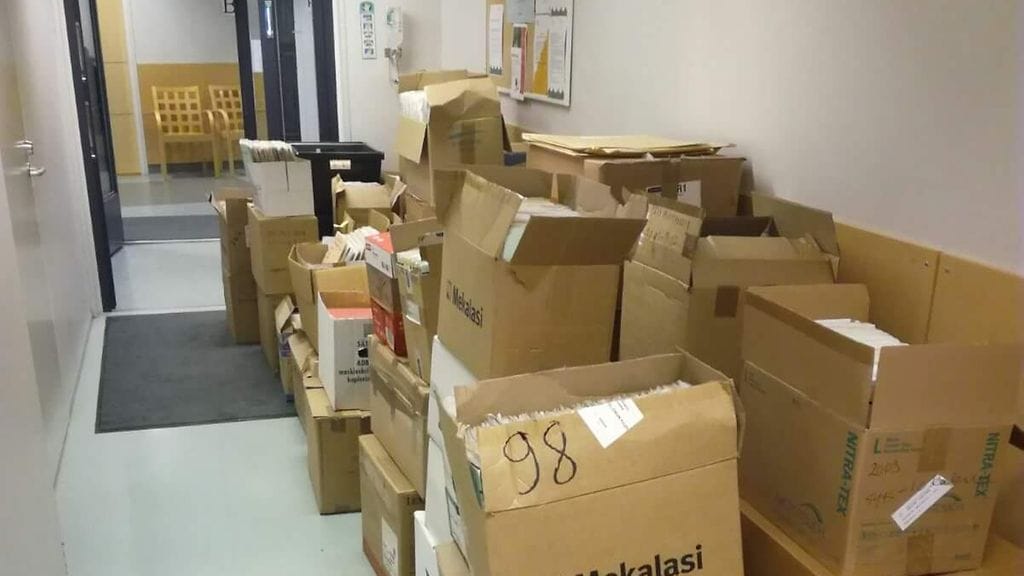 Arkaluontoisia papereita lojui pitkin Vuosaaren terveysaseman käytävää perjantaina, kertoo helsinkiläisnainen MTV:lle.