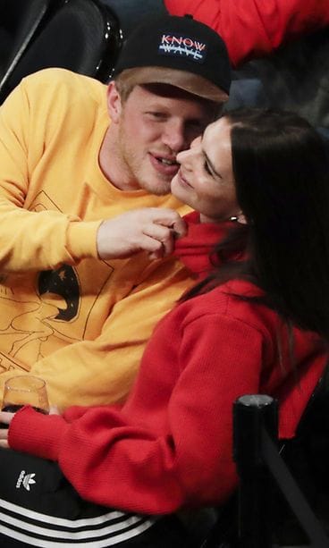 Emily Ratajkowski ja mysteerimies 16.12.2017 Oklahoma City Thunder vs NY Knicks