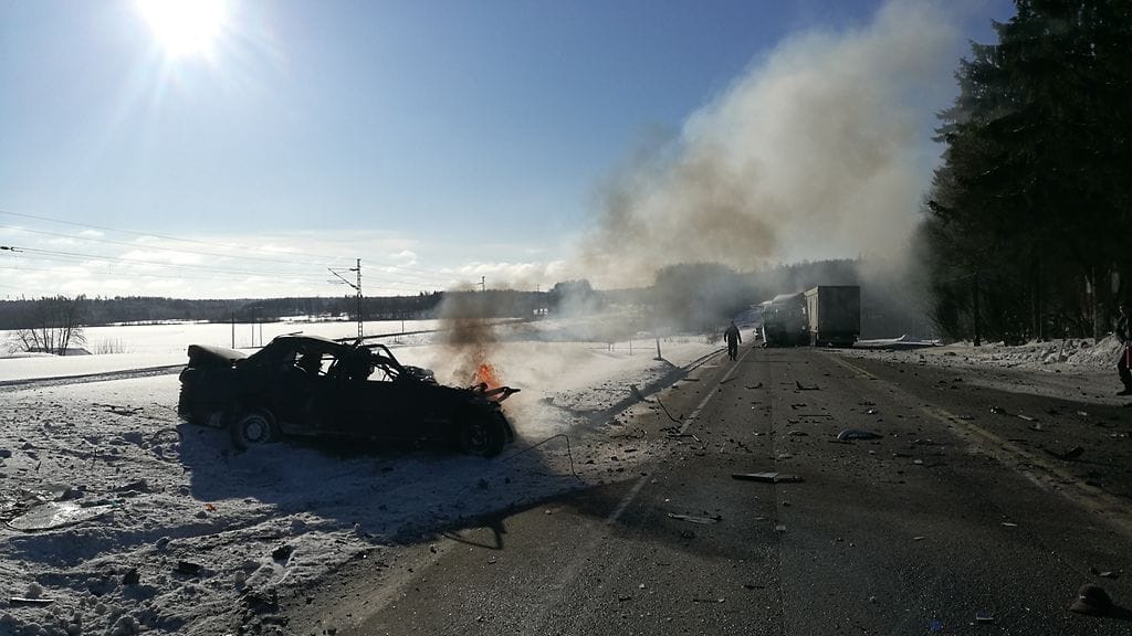 Muut autoilijat rynnisivät sammuttamaan liekehtivää henkilöautoa, mutta mitään ei ollut enää tehtävissä. Autossa ollut nuori mies kuoli välittömästi.