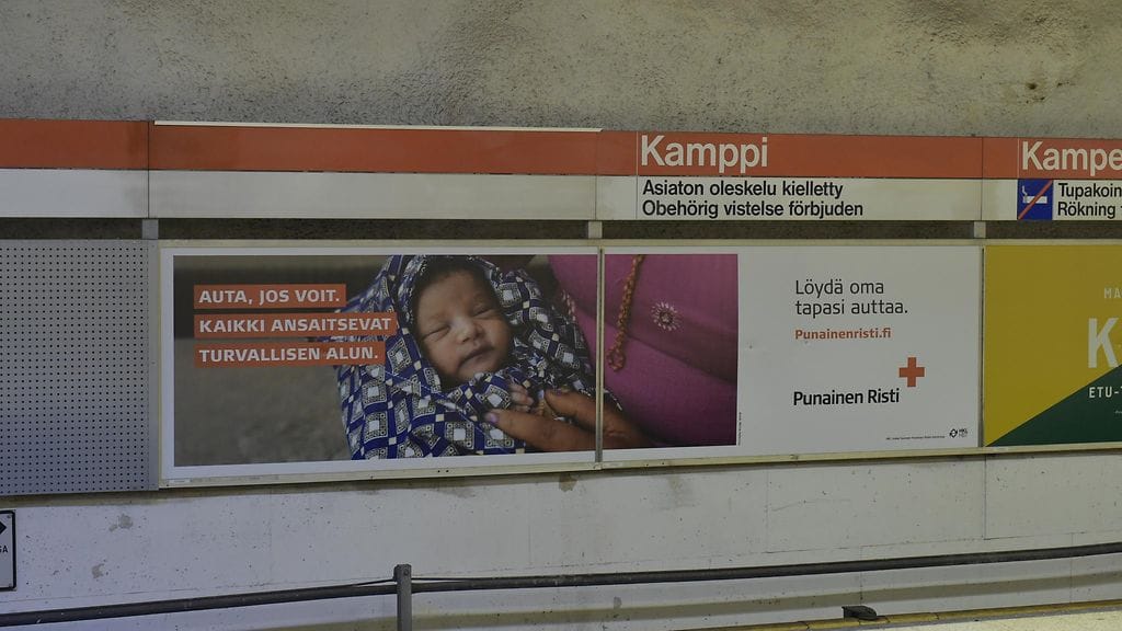 Kuvituskuvassa mainos Kampin metroaseman seinällä Helsingissä. Juttu ei käsittele Suomen Punainen Ristin toimintaa.