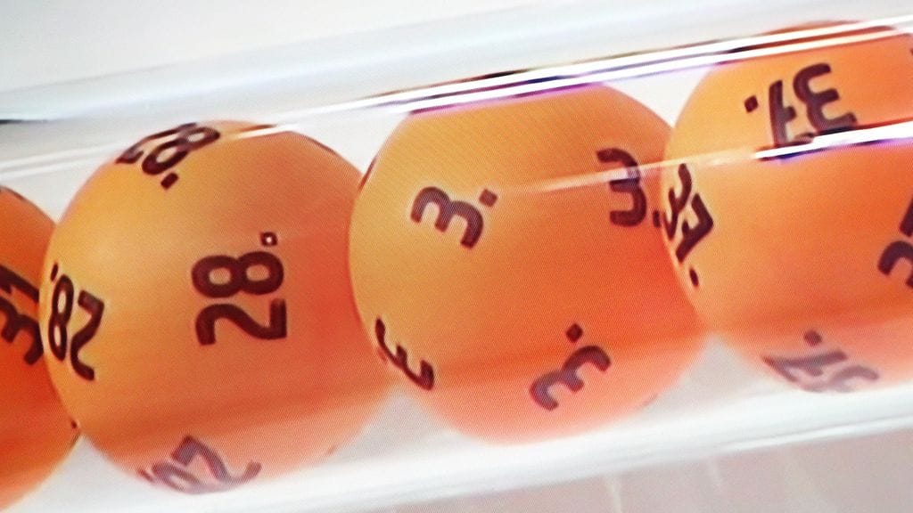 Kuvituskuvassa lottopalloja arvontaputkessa valmiina lähtöön.