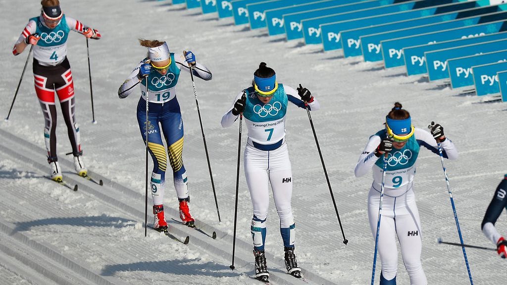 Teresa Stadlober (vas.) putosi mitalitaistosta virheensä takia.