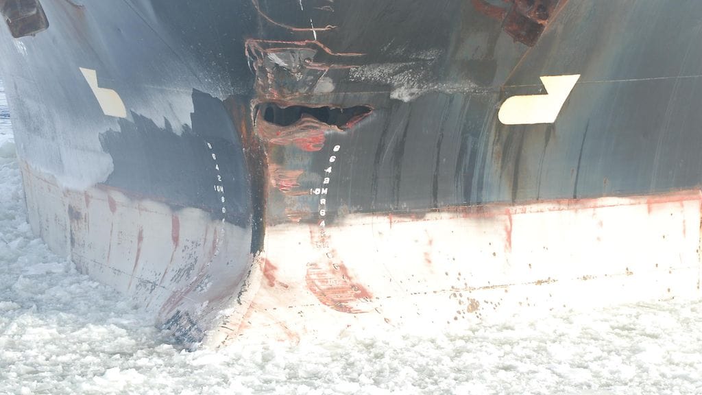 Edellä kulkeneen aluksen pysähdyttyä jäihin, ei takana kulkenut alus ehtinyt pysähtyä ajoissa. Väistämättä seuranneessa yhteentörmäyksessä Panamaan liputettu alus sai keulaansa, vesirajan yläpuolelle reiän.