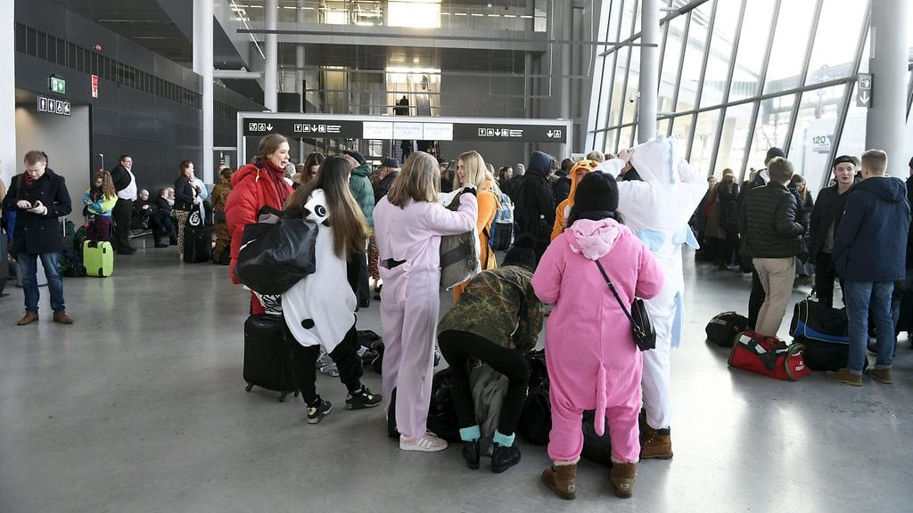 Kuvituskuvassa suomalaisia abiturientteja lähdössä juhlimaan kohti Tallinnaa Helsingissä 15. helmikuuta 2018. Kuvan opiskelijat eivät liity jutussa mainuttihin tapauksiin.