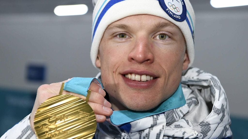 Iivo Niskanen 50 kilometrin matkan olympiakulta kaulassaan.
