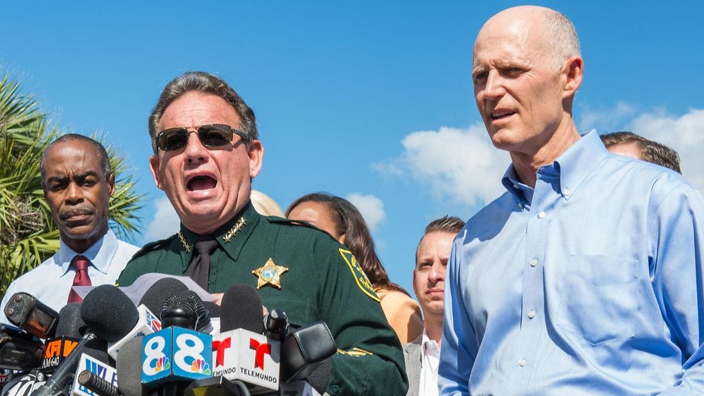 Seriffi Scott Israel (vasemmalla) puhumassa medialle.