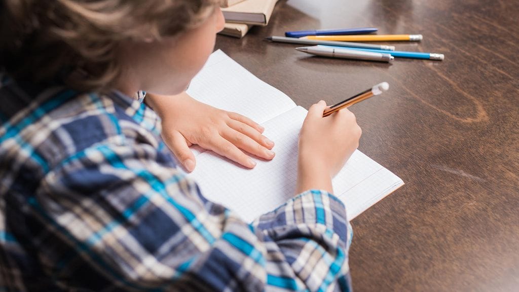 Lapset eivät malttaisi odottaa kirjeitä uusilta ystäviltään. Kuvituskuva.