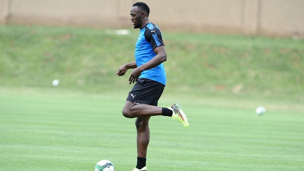 Usain Bolt jalkapallokentällä Etelä-Afrikassa tammikuussa.