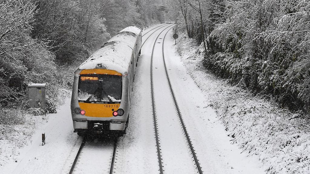 Britannia lumisateen jälkeen joulukuussa. Nyt saapuvat Siperian sääolosuhteet todennäköisesti pysäyttävät ainakin osan junaliikenteestä.