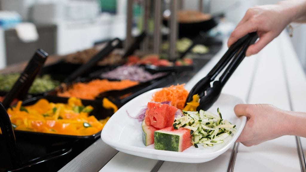 Monipuolisten salaattipöytien merkitys on korostunut lounasruokailussa.