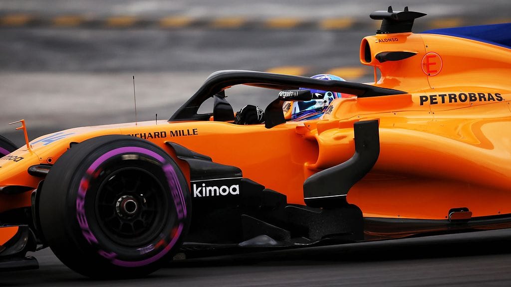 Fernando Alonso vauhdissa Barcelonan testien avauspäivänä.