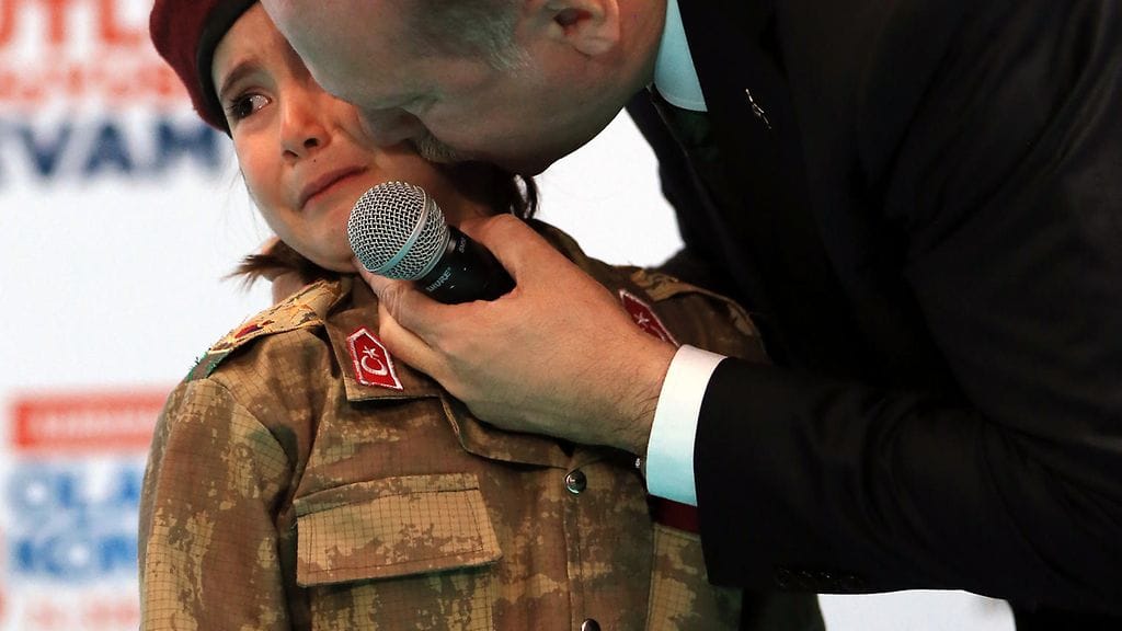 Turkin presidentti Recep Tayyip Erdogan ylisti itkevää tyttöä AK-puolueen tilaisuudessa viime lauantaina.