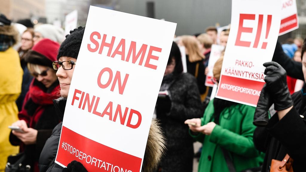 Laittomat karkoitukset lopetettava -mielenosoitus Kansalaistorilla Helsingissä huhtikuussa 2017.