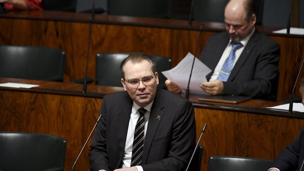 Puolustusministeri Jussi Niinistö eduskunnan täysistunnossa Helsingissä 14. helmikuuta 2018. Istunnossa käytiin valtiopäivien avauskeskustelu.