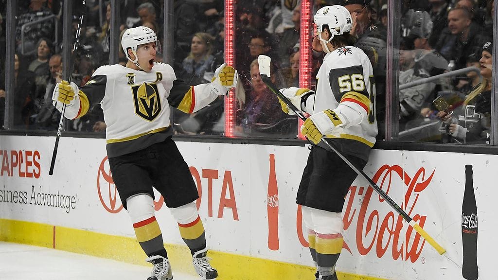 David Perron rynnisti onnittelemaan Erik Haulaa (oik.).