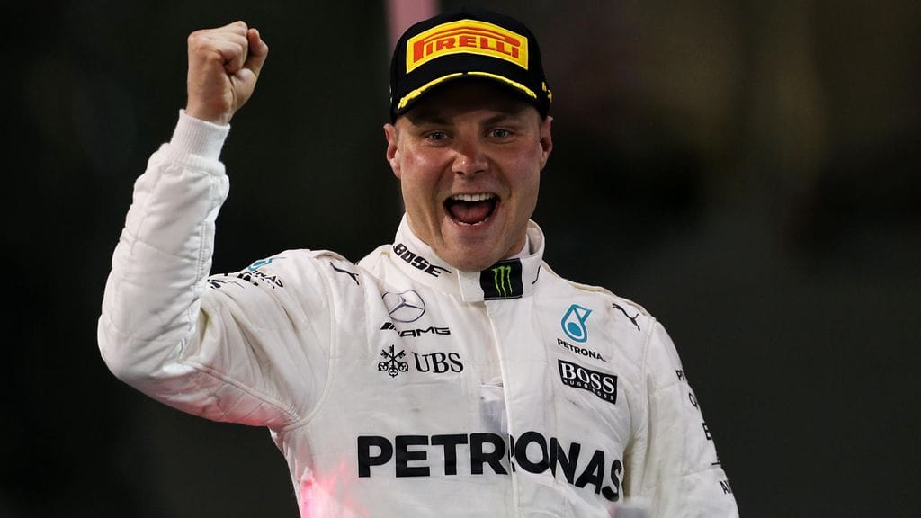 Valtteri Bottas tuulettaa voittoa Abu Dhabissa.