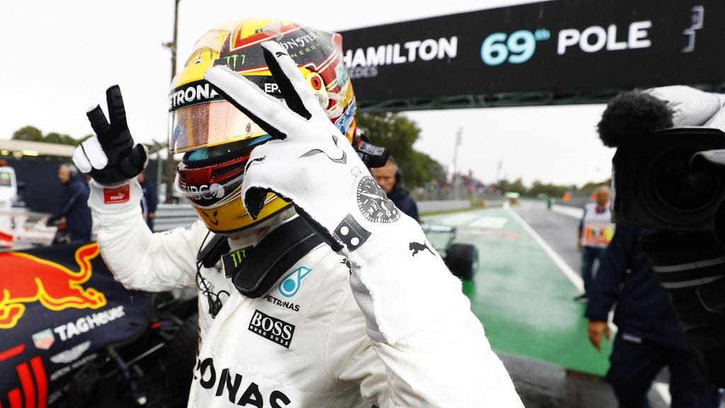 Lewis Hamilton siirtyi paalupaikkatilaston kärkeen viime vuonna Monzassa.