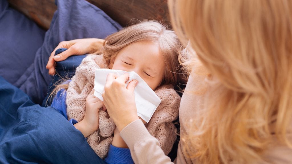 Vanhemmat voivat jäädä koukkuun lapsen sairastumisen kustannuksella saatuihin "vapaapäiviin". Kuvan henkilöt eivät liity tapaukseen.